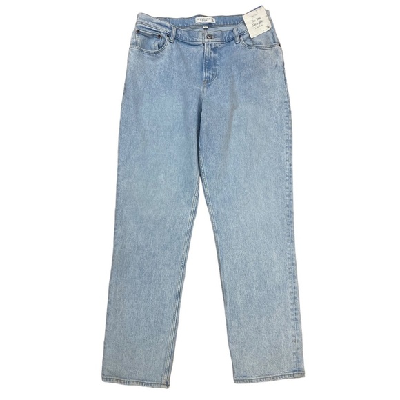 Abercrombie & Fitch Denim - NWT Abercrombie & Fitch Jeans The 90’s Straight Low Rise Light Wash Size 31